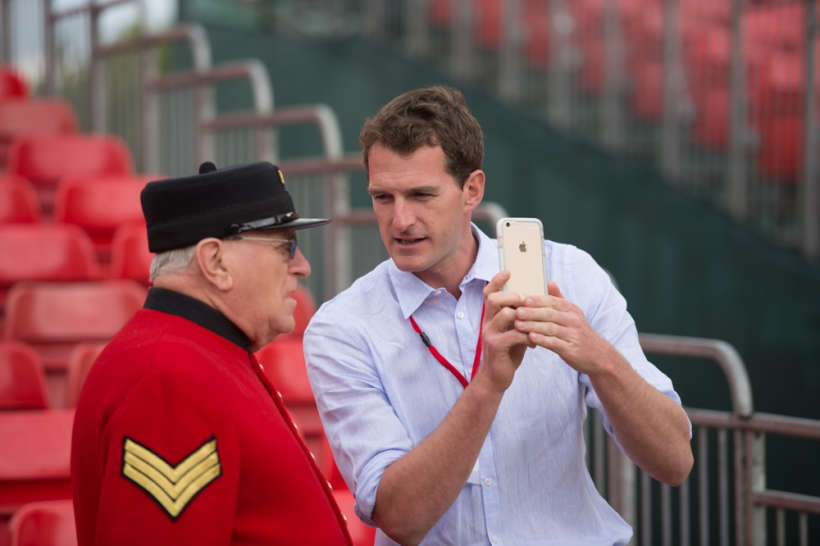 Dan Snow with a Chelsea Pensioner